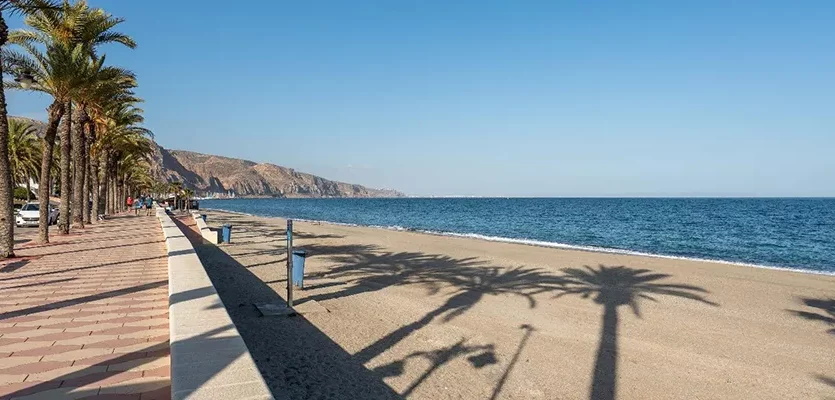 Imagen de la Playa de Aguadulce en Almería. Inmobiliaria en Aguadulce Look and Find.