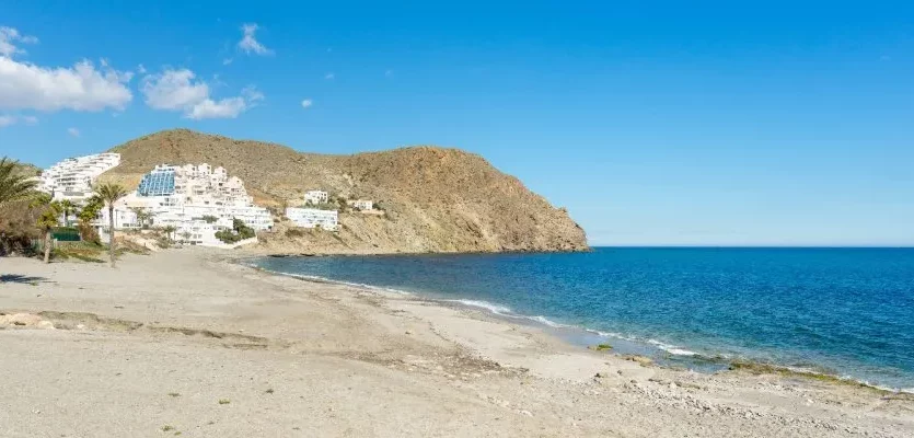 Imagen de la Playa de Carboneras en Almería. Inmobiliaria en Carboneras Look and Find.