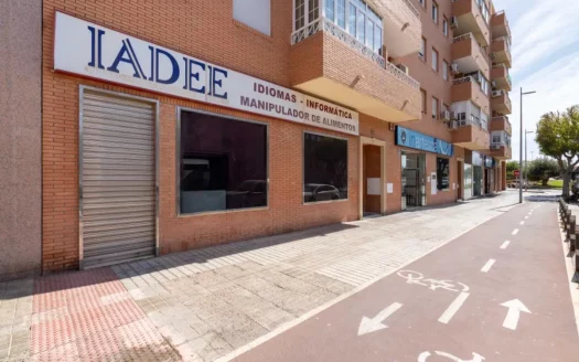 Se vende local en calle Manuel Azaña en Almería