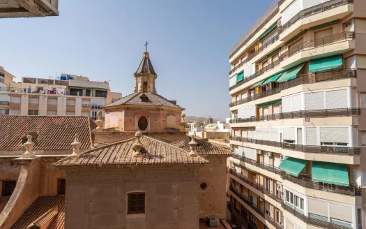 Vistas exteriores de la Amplia vivienda en el Centro de Almería