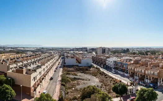 Gran Piso de 3 Dormitorios en Almería 001